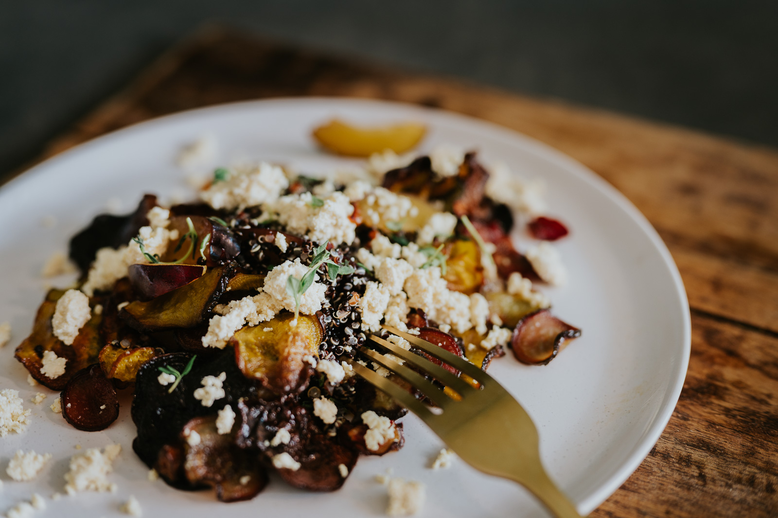 Quinoa salát s řepou, švestkami a tofu fetou